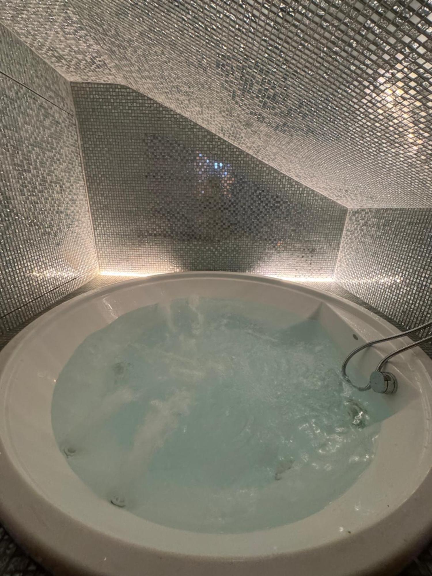 Isola Suites Милано Екстериор снимка